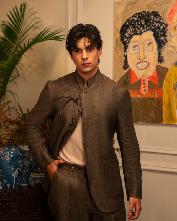 Mohtaram – Convertible suit in mandarin mode, three-quarter view